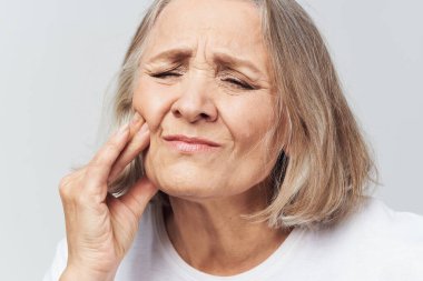 Stüdyoda dişi ağrıyan güzel bir son sınıf öğrencisi.