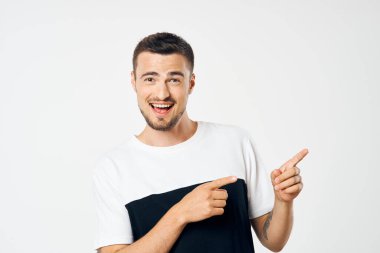 Stüdyoyu gösteren yakışıklı bir genç, izole bir geçmişi var.