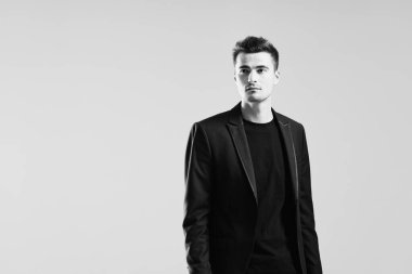 Stüdyoda poz veren genç adam