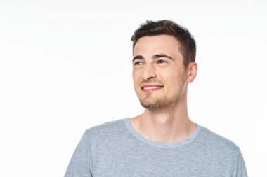 Stüdyoda gülümseyen genç yakışıklı adam. 