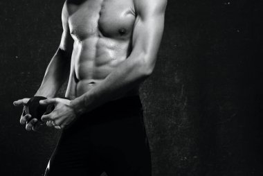 Stüdyo çekimi. Erkek vücut geliştirici, genç bir atlet