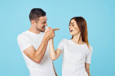 Stüdyodaki genç çift izole edilmiş geçmişe işaret ediyor.