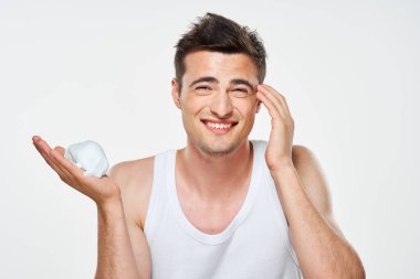 Genç yakışıklı adam tıraş oluyor.