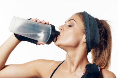 Stüdyo çekimi. Genç ve zinde bir kadın, yalnız. 