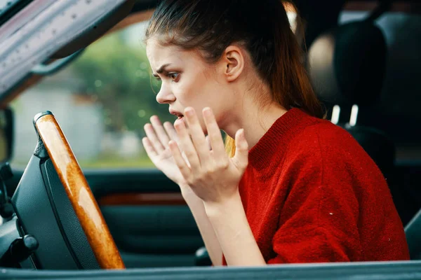 Jovem Bela Mulher Emocional Motorista Carro — Fotografia de Stock