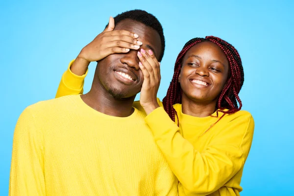 Jovem Lindo Casal Posando Estúdio Fundo Azul Mulher Fechando Olhos — Fotografia de Stock