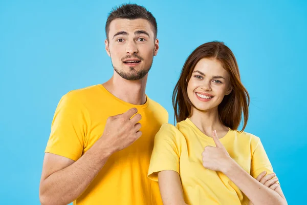 Young Beautiful Couple Posing Studio Isolated Background — Zdjęcie stockowe