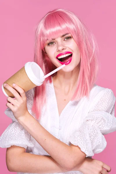 Ung Vacker Kvinna Rosa Peruk Poserar Med Kaffekopp — Stockfoto