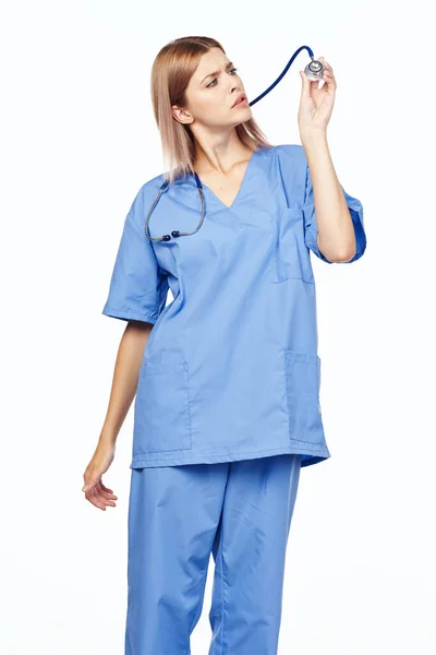 Junge Schöne Krankenschwester Mit Stethoskop Isoliert Auf Weiß — Stockfoto