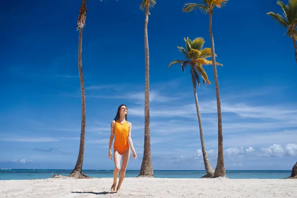 Joven Hermosa Mujer Relajándose Playa —  Fotos de Stock
