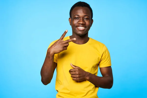 Jovem Gesticulando Isolado Fundo Azul — Fotografia de Stock