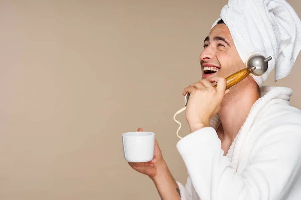 Jovem Homem Emocional Roupão Banho Com Xícara Café Falando Telefone — Fotografia de Stock