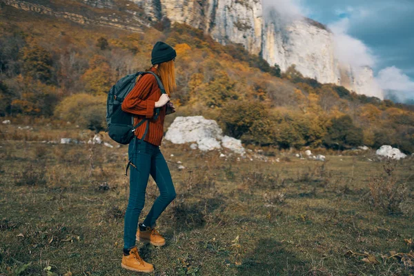 Jonge Vrouw Backpacker Reizen — Stockfoto