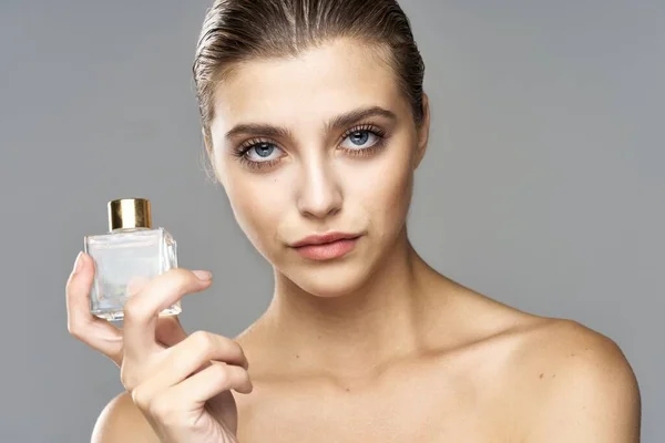 Portrait Young Beautiful Woman Perfume Bottle Studio Shot — Stock Photo, Image