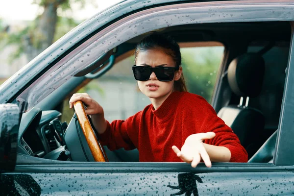 Jovem Bela Mulher Emocional Motorista Carro — Fotografia de Stock