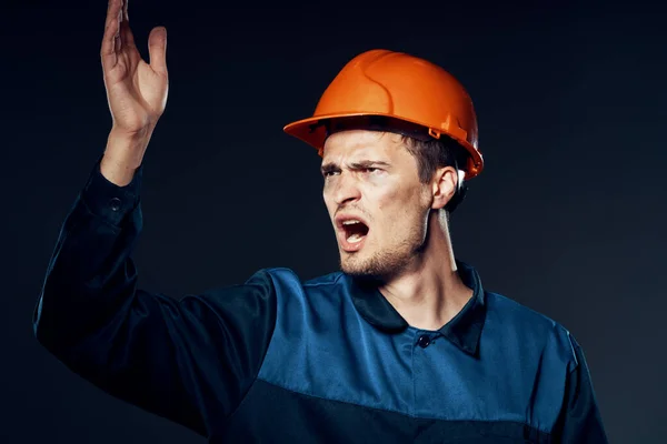 Junger Wütender Mann Arbeitskleidung Und Helm Studioaufnahme — Stockfoto