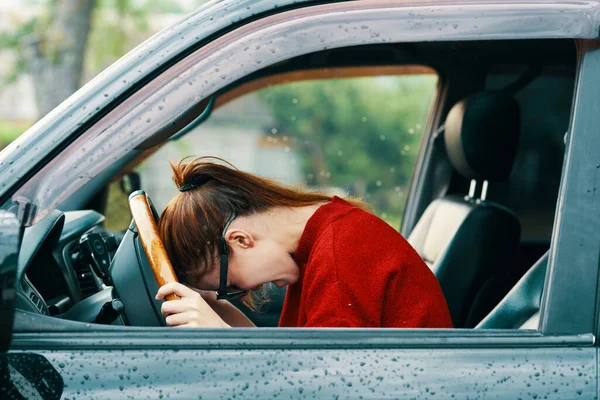 Jovem Bela Mulher Emocional Motorista Carro — Fotografia de Stock