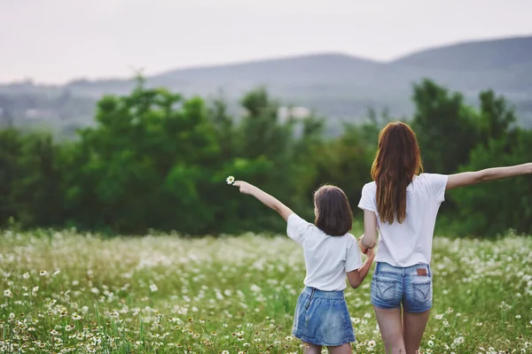 Young Mother Her Daughter Having Fun Camomile Field — Stock Photo, Image