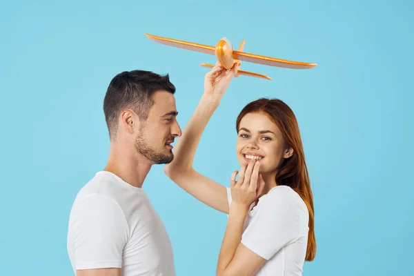 Joven Pareja Hermosa Jugando Con Avión Juguete Amarillo Fondo Azul — Foto de Stock