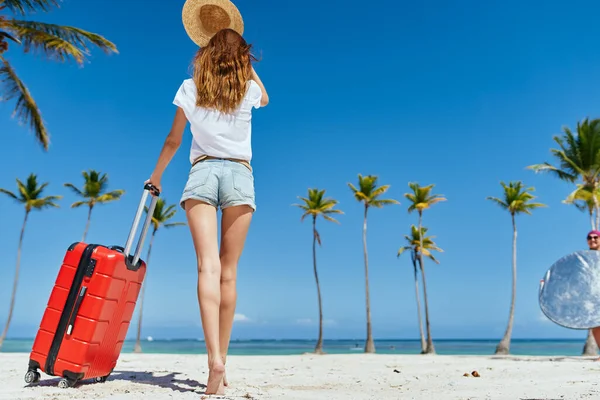 Mujer Joven Con Maleta Roja Playa —  Fotos de Stock