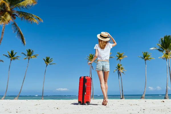 Mujer Joven Con Maleta Roja Playa —  Fotos de Stock