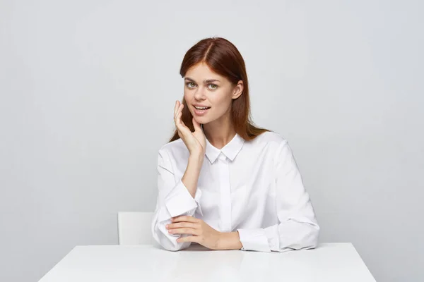 オフィスに座っている若い美しい笑顔の女性 — ストック写真