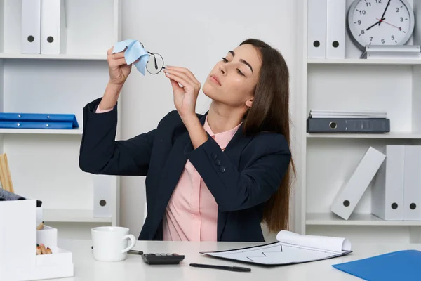 Kadını Ofiste Oturuyor Bardakları Temizliyor — Stok fotoğraf