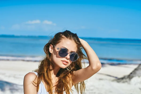 Mladá Krásná Žena Relaxující Pláži — Stock fotografie