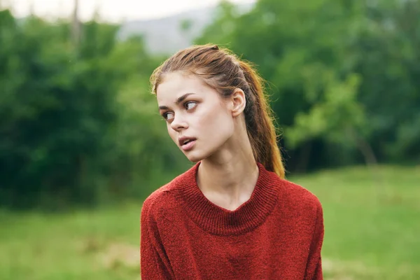 Junge Attraktive Frau Posiert Draußen — Stockfoto