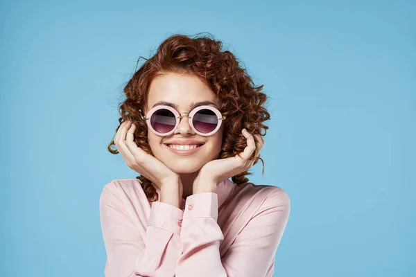 Junge Schöne Frau Mit Sonnenbrille — Stockfoto