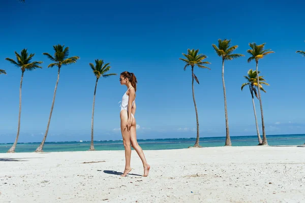 Giovane Bella Donna Posa Sulla Spiaggia — Foto Stock