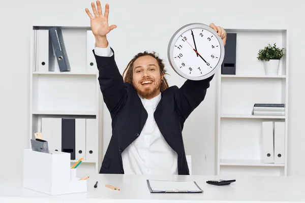 Junger Glücklicher Geschäftsmann Sitzt Mit Uhr Büro — Stockfoto