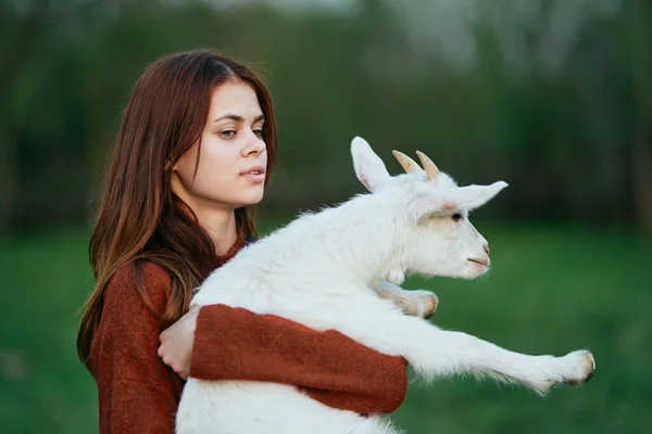 Mulher Com Pequeno Bode Bebê Bonito Fazenda — Fotografia de Stock