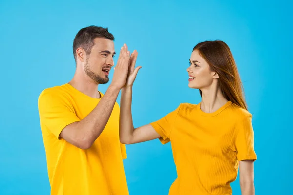 Joven Guapo Hombre Mujer Dando Alta Cinco Estudio Sobre Fondo — Foto de Stock