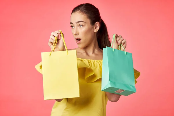 Jonge Vrouw Met Boodschappentassen Studio — Stockfoto