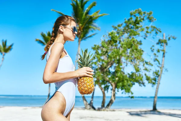Une Femme Maillot Bain Blanc Avec Ananas Photo Haute Qualité — Photo