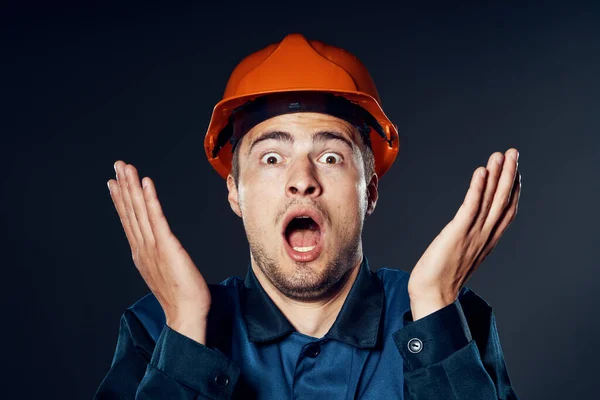 Junge Arbeiterin Hardhat Pose — Stockfoto