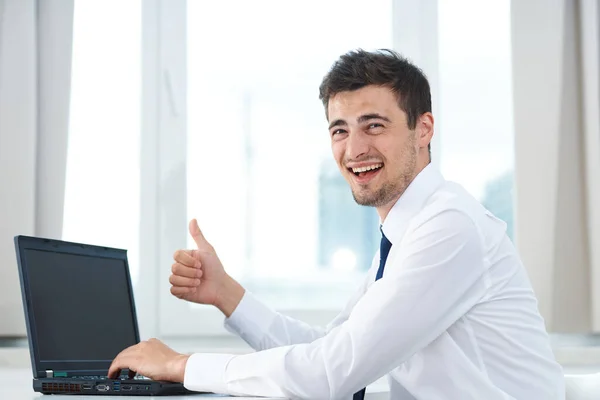 Joven Hombre Negocios Con Portátil Mostrando Pulgar Hacia Arriba Oficina —  Fotos de Stock