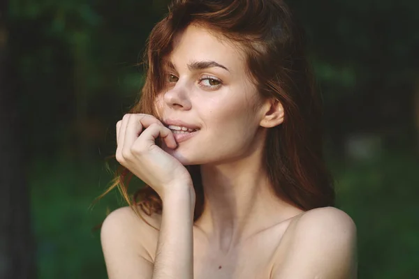 Young Beautiful Woman Posing Summer Garden — Stock Photo, Image
