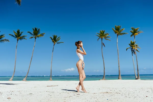 สาวสวยโพสบนชายหาด — ภาพถ่ายสต็อก