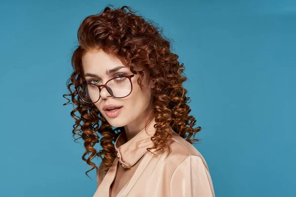 Joven Hermosa Mujer Usando Gafas —  Fotos de Stock