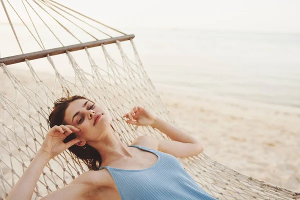 Young Beautiful Woman Relaxing Hammock — Stock Photo, Image