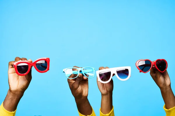 Jovem Homem Africano Mulher Com Óculos Sol Fundo Azul — Fotografia de Stock