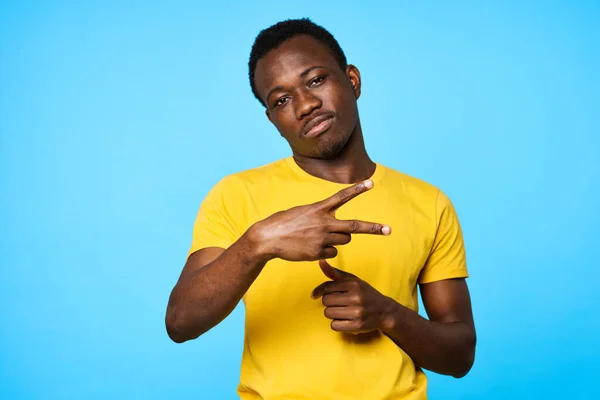 Genç Afrikalı Bir Adam Mavi Arka Planda Izole Edilmiş — Stok fotoğraf