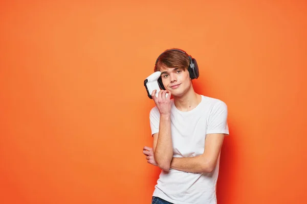 Νεαρός Ακουστικά Που Παίζει Στο Στούντιο — Φωτογραφία Αρχείου