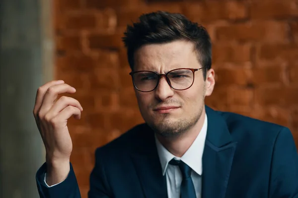 Junger Schöner Geschäftsmann Mit Brille Büro — Stockfoto