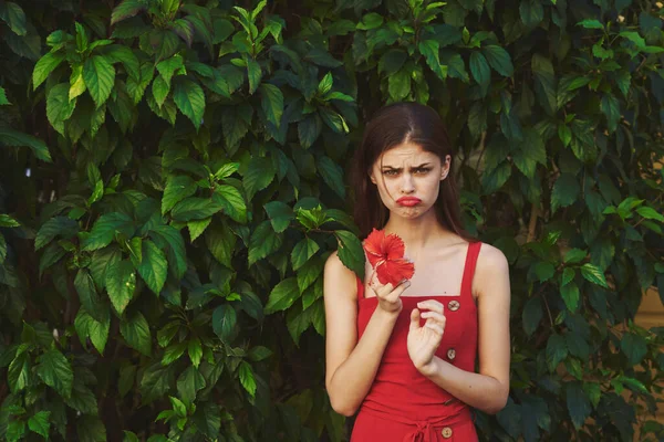 Junge Schöne Traurige Frau Garten — Stockfoto