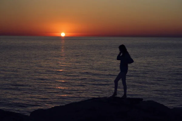 Jeune Belle Femme Marchant Sur Plage — Photo