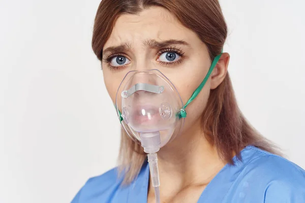 Młoda Kobieta Mundurze Inhalatorem Białym — Zdjęcie stockowe