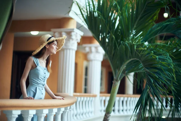 Jovem Mulher Chapéu Palha Resort Tropical — Fotografia de Stock